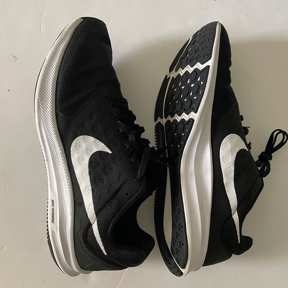 NIKE Women’s Downshifter 7 Running Shoes Sneakers Black White Sz 11 - Picture 9 of 11